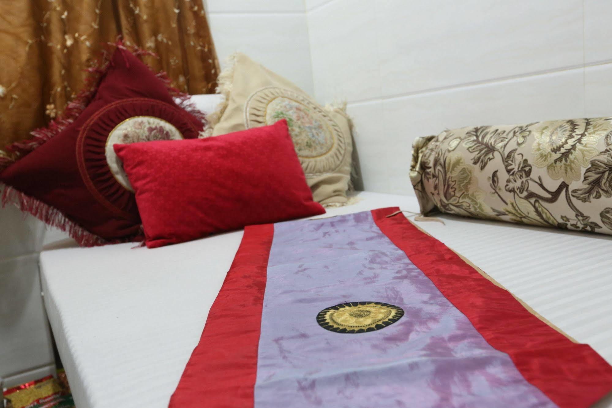 Temple Street Hotel Kaulung Kültér fotó